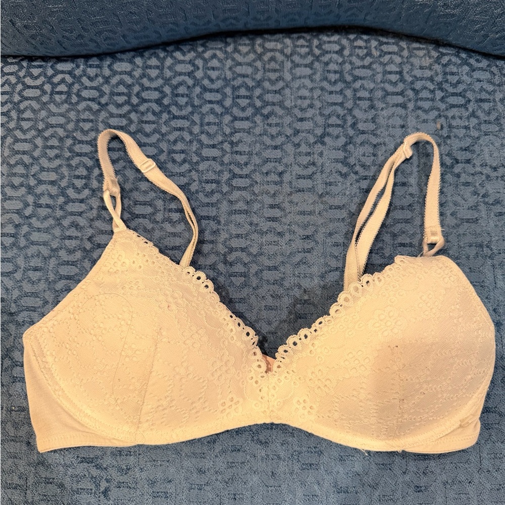 Victoria’s Secret very sexy Cream Lace Bra 34b.